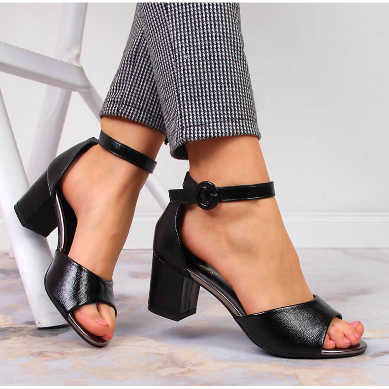 Mustat naisten Vinceza-sandaalit pylväässä 1