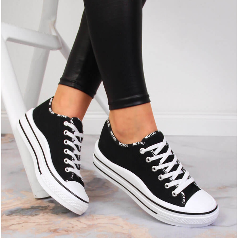 S.Barski Mustat S. Barski naisten tennarit alustalla 1