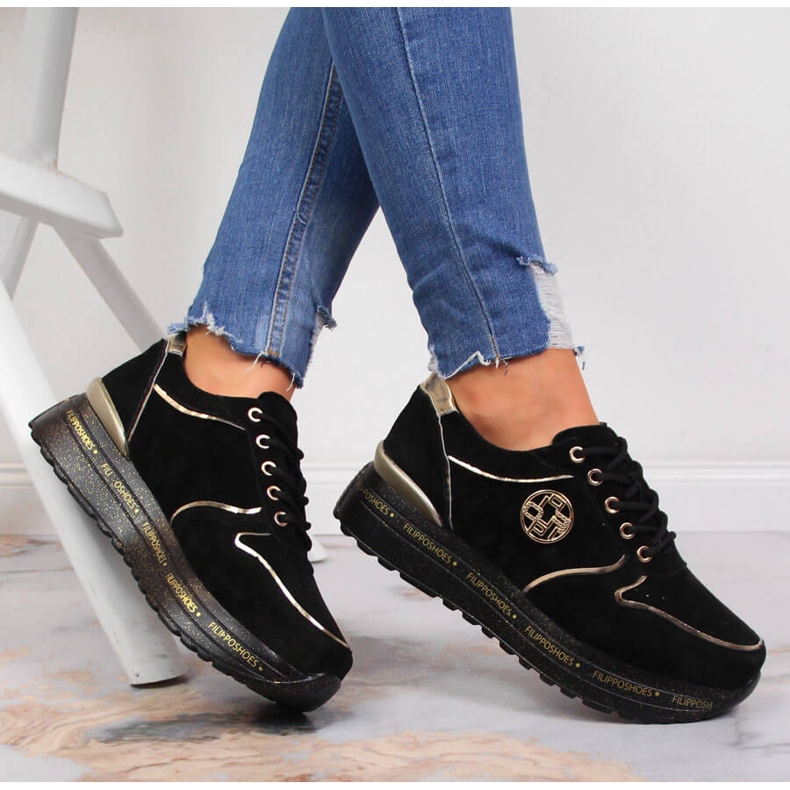 Naisten urheilunahkaa mustalla Filippo alustalla 1