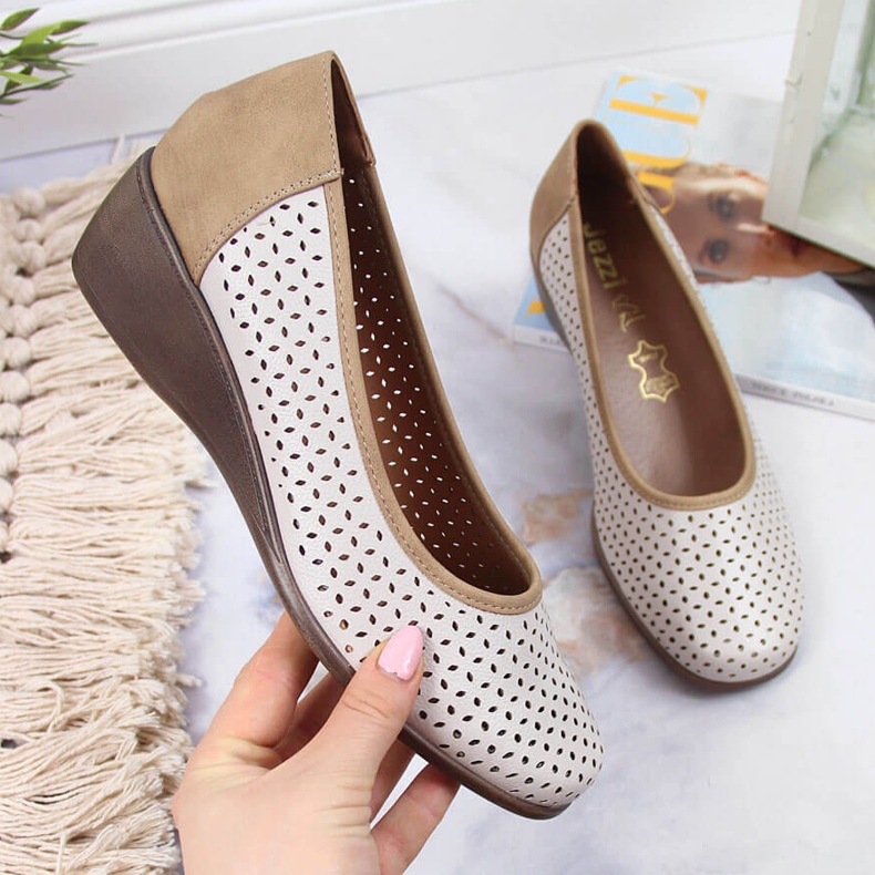 Naisten harjakattoiset kengät beigellä Jezzi-kiilalla 1