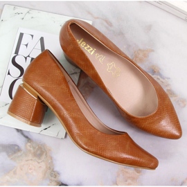 Pumput Jezzin koristeellisessa ruskeassa tolppassa 1