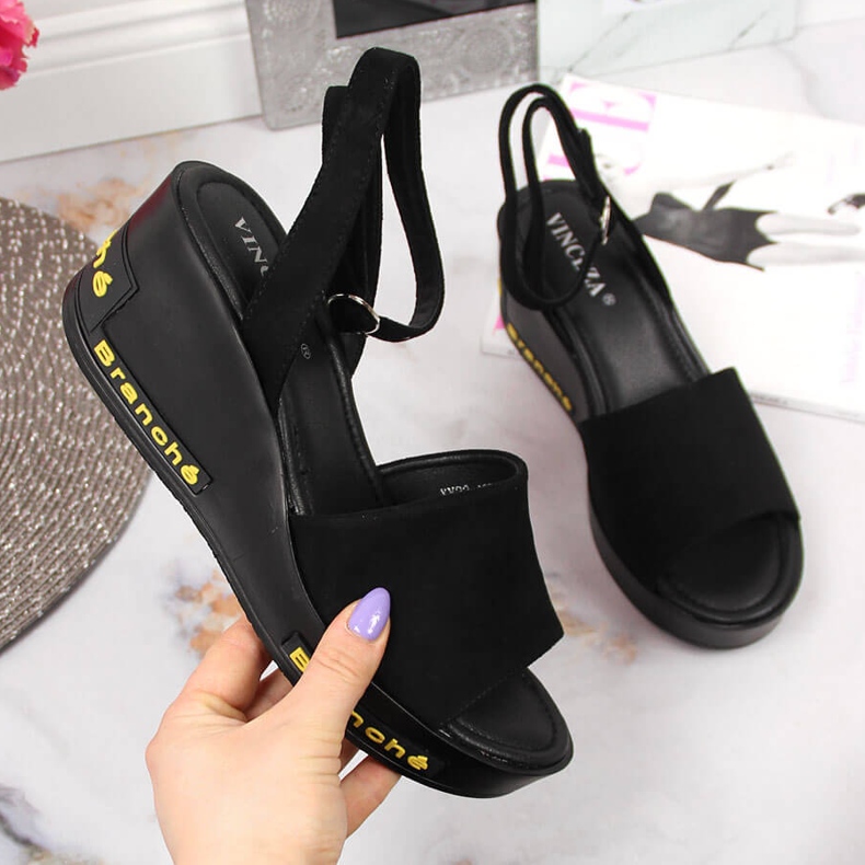 Naisten mustat Vinceza-sandaalit kiilakorolla 1