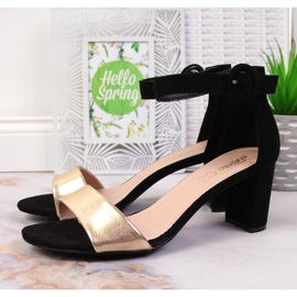 Mustat ja kultaiset naisten sandaalit post eVentossa 2