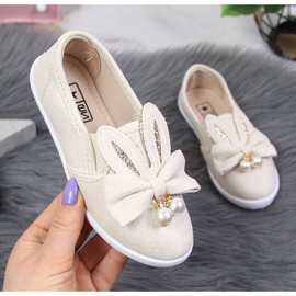 News Tyttöjen beigenväriset lenkkarit korvilla UUTISET 1