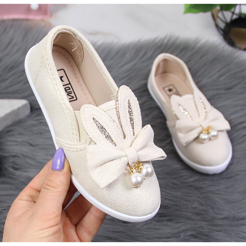 News Tyttöjen beigenväriset lenkkarit korvilla UUTISET 1