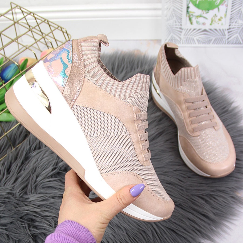 Naisten brogues kiilakorkokengissä puuterivaaleanpunaisessa Artikerissa vaaleanpunainen 1