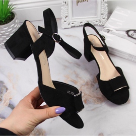 Mustat Sergio Leonen sandaalit tolppassa 1