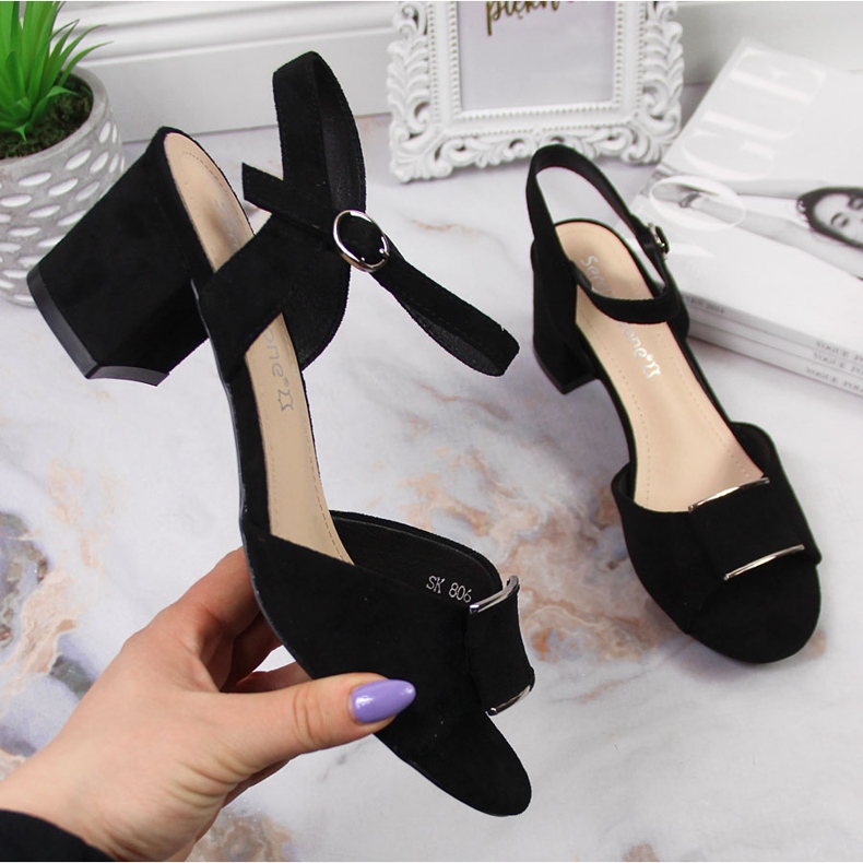 Mustat Sergio Leonen sandaalit tolppassa 1