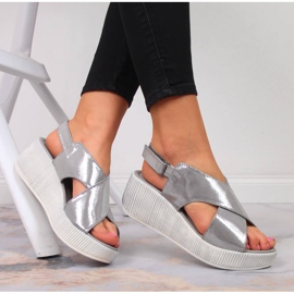 Naisten nahkasandaalit hopeisella kiilalla Dolce Pietro hopea 1