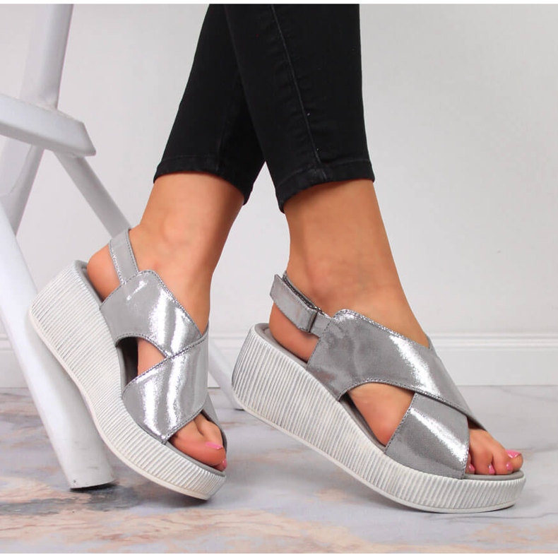 Naisten nahkasandaalit hopeisella kiilalla Dolce Pietro hopea 1