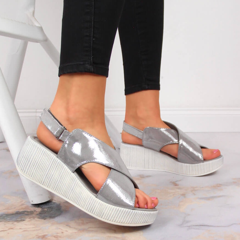 Naisten nahkasandaalit hopeisella kiilalla Dolce Pietro hopea 2