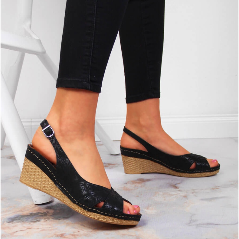 Naisten nahkasandaalit mustalla kiilalla Dolce Pietro 2