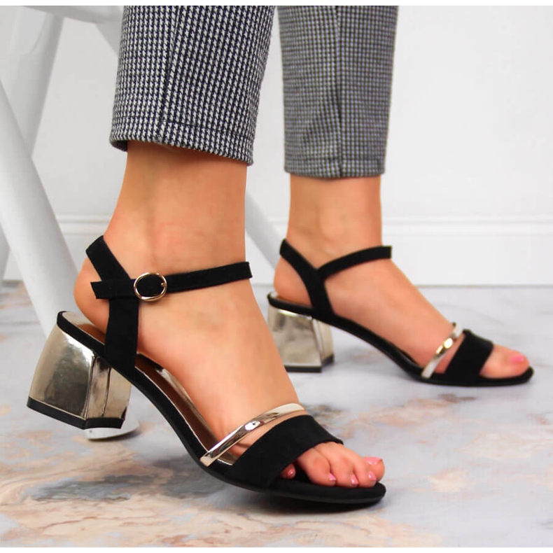 Sergio Leonen mustat ja kultaiset sandaalit pylväässä kultainen 2