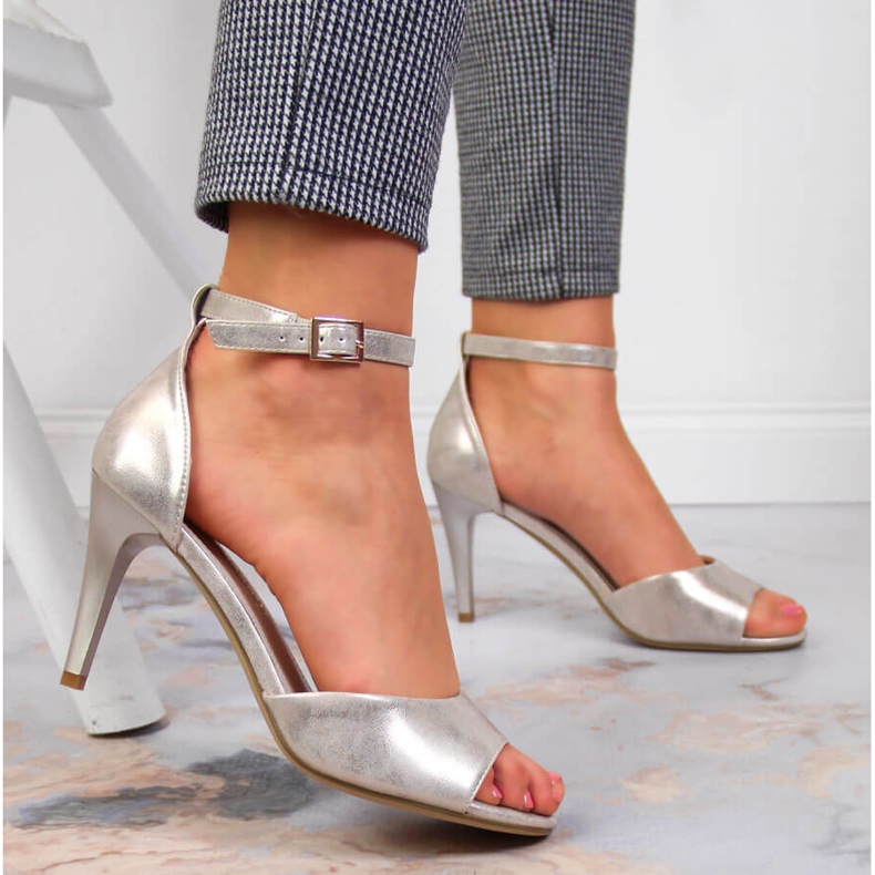 Naisten sandaalit kultaisella korkokenällä Sergio Leone kultainen 2