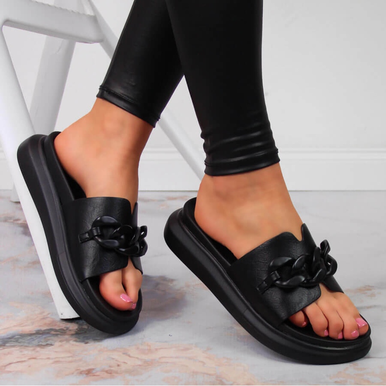 Mustat Laura La.Fi -tasotossut ketjulla 1