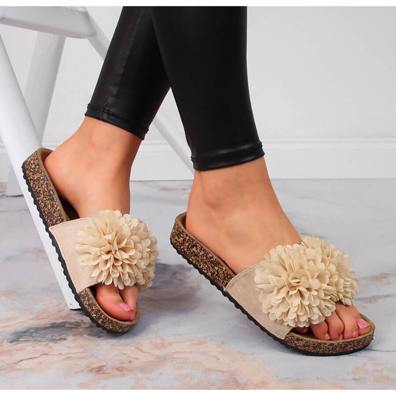 Naisten beigenväriset Jezzi-tossut, joissa on kukka 1