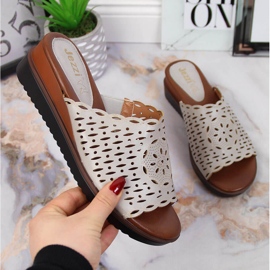 Naisten harmaat tossut harjakattoisessa Jezzi-kiilassa 2