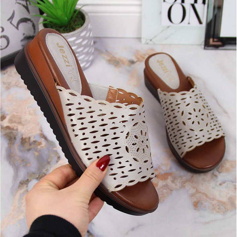 Naisten harmaat tossut harjakattoisessa Jezzi-kiilassa 2