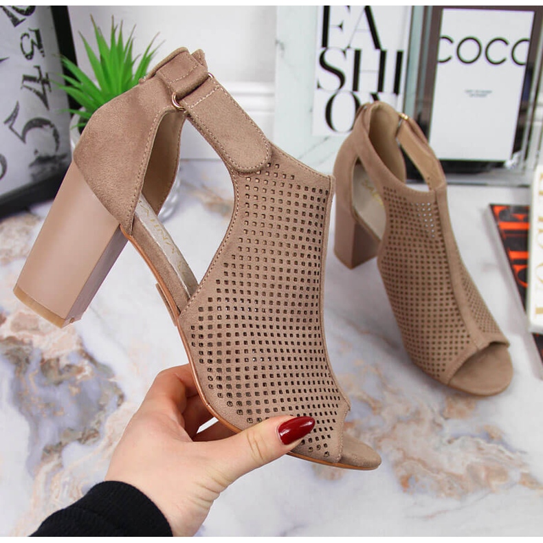 Naisten sandaalit tarranauhalla beige Sabatina 1