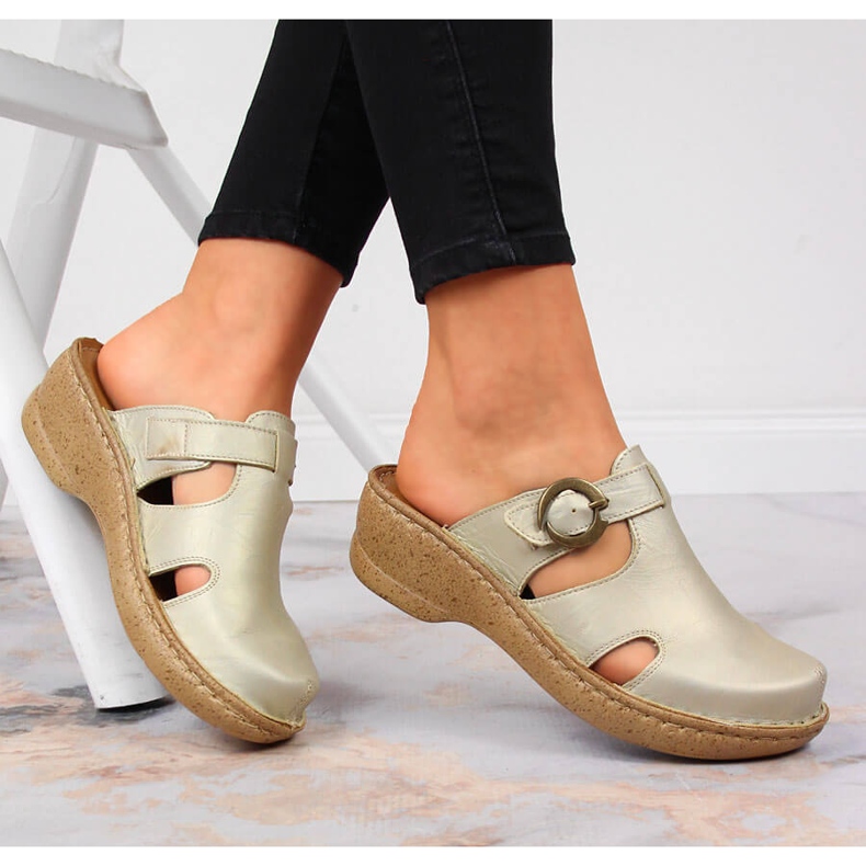 Nahkaiset kultaiset kiilatossut Łukbut 666 kultainen 1