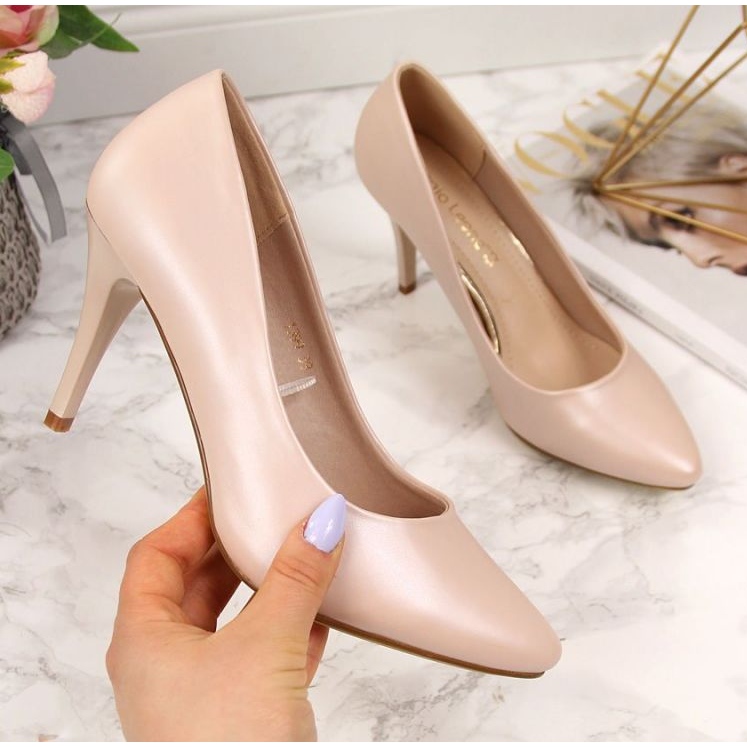 Pumput beigen helmen päällä W Sergio Leone 1