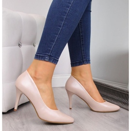 Pumput beigen helmen päällä W Sergio Leone 2