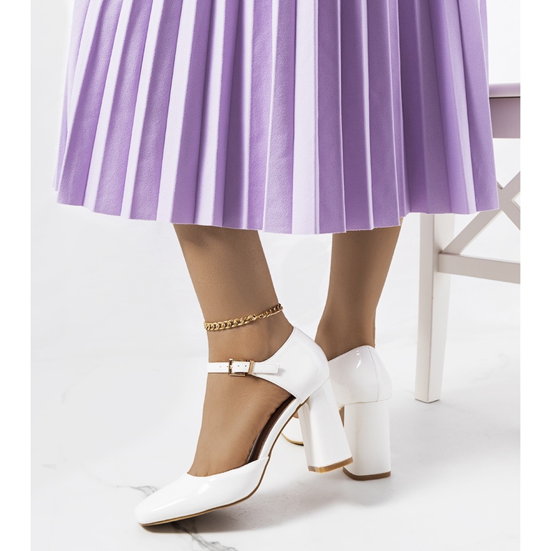 Valkoiset pumput Clement-pylväässä valkoinen 1