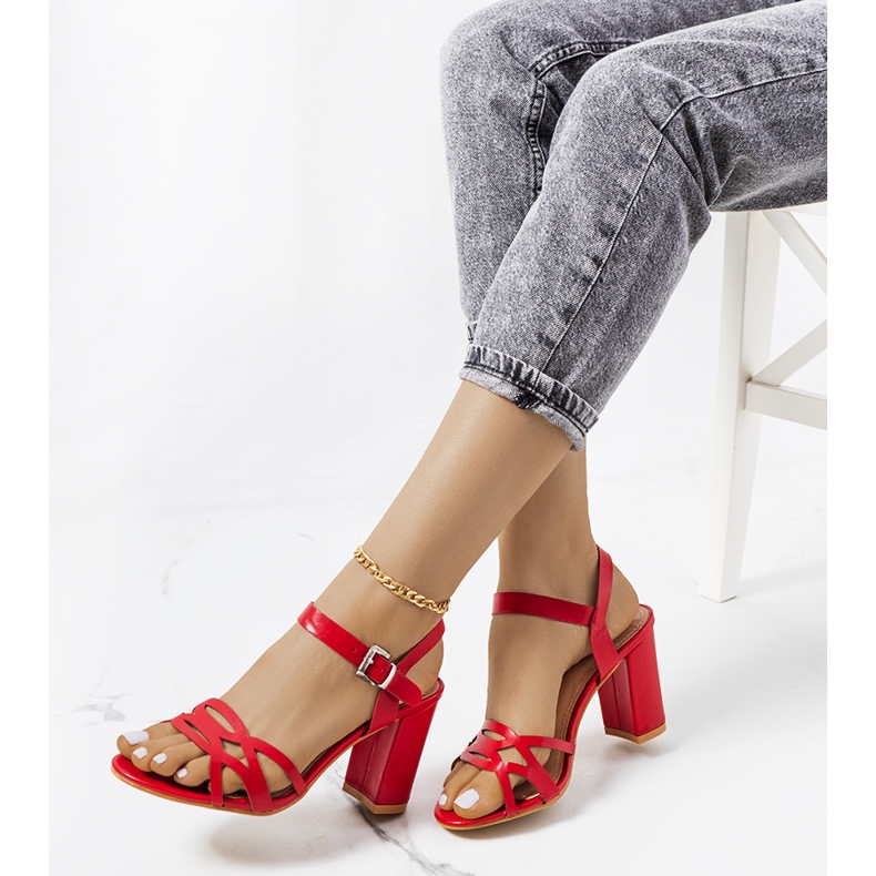 Punaiset sandaalit Dolling-pylväässä punainen 1 Punaiset sandaalit Dolling-pylväässä punainen 1