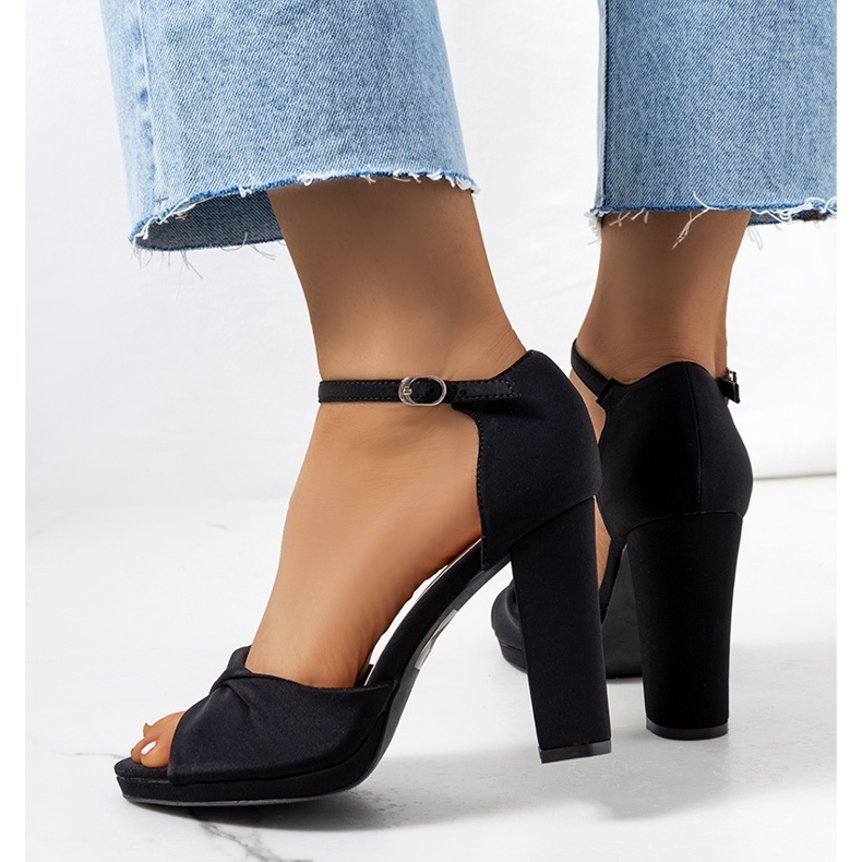 Mustat sandaalit Larana-tolppassa 1