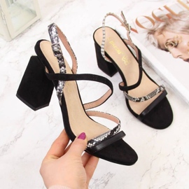 Mustat käärmeennahkasandaalit S.Barskista 1