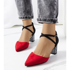 Punaiset ja mustat pumput Kittien pylväässä punainen 1