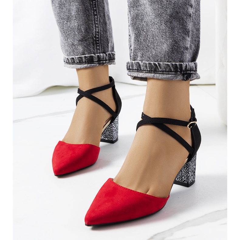 Punaiset ja mustat pumput Kittien pylväässä punainen 1