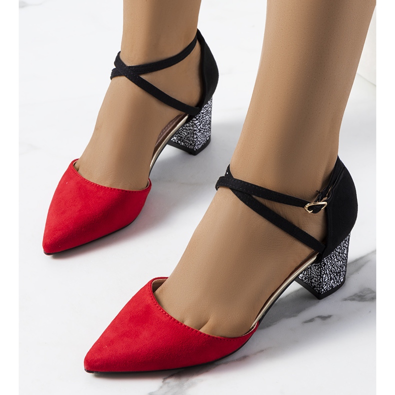 Punaiset ja mustat pumput Kittien pylväässä punainen 2