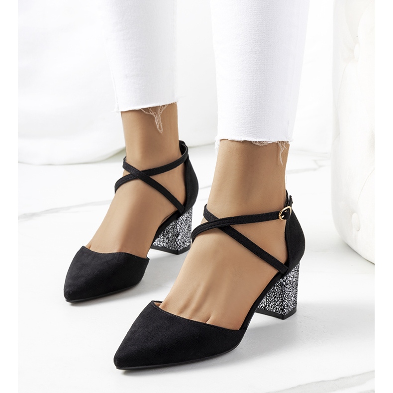 Mustat pumput Kittien pylväässä 1