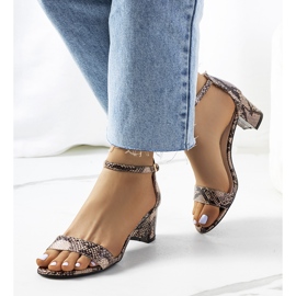 Beiget sandaalit pylväässä Azevedo-käärmeaiheisella kuviolla 1