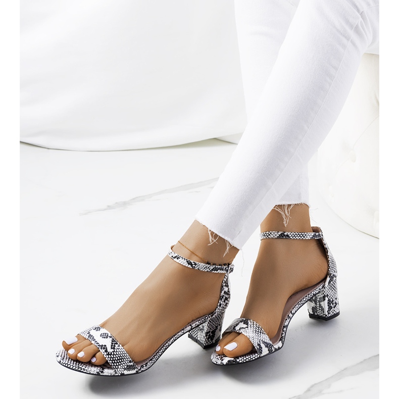 Valkoiset sandaalit pylväässä Azevedo-käärmeaiheisella kuviolla valkoinen 1