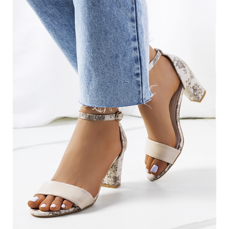 Beiget sandaalit Ragland-tolppassa 1