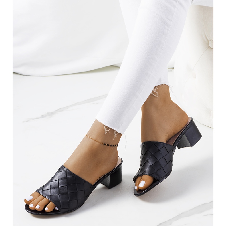 Mustat kudotut tossut Verdun-tolppassa 1 Mustat kudotut tossut Verdun-tolppassa 1