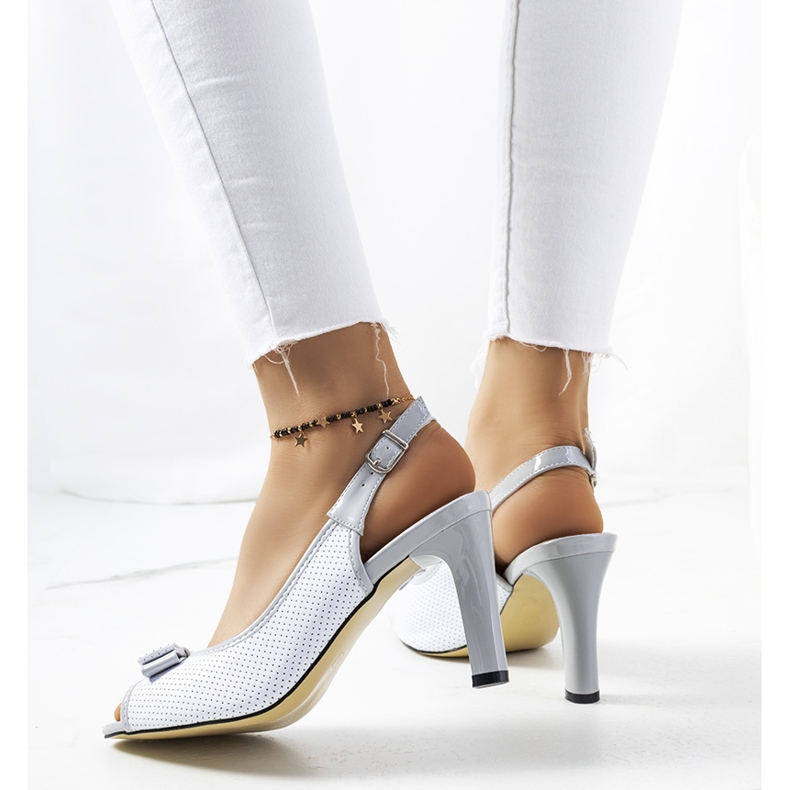 Harmaat sandaalit Usamovin kantapäässä valkoinen 1