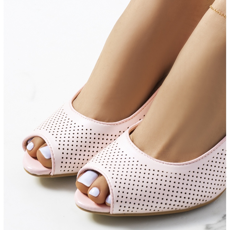 Vaaleanpunaiset harjakattoiset sandaalit beige 1