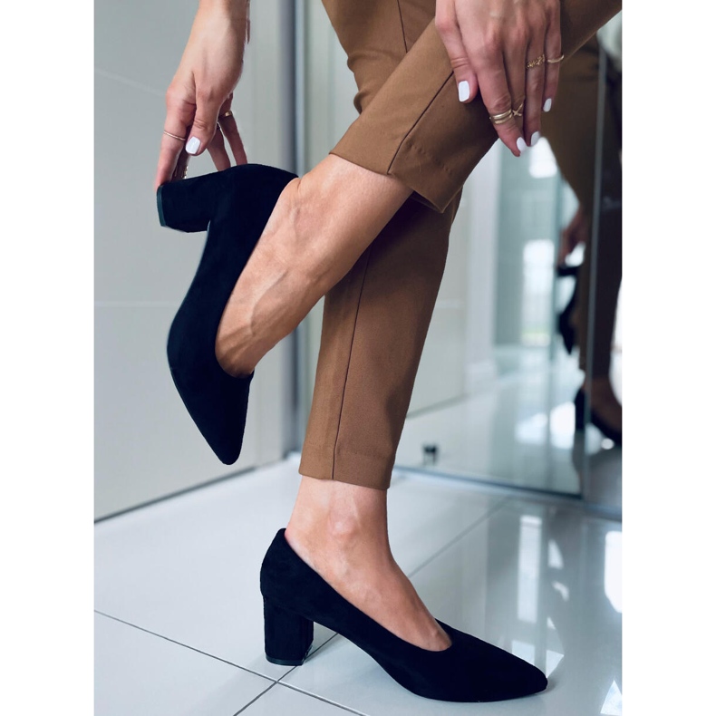 Pumput Mindy Black -korkokengissä musta 2