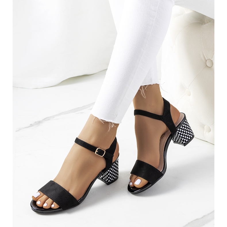 Mustat sandaalit Harbinin pylväässä 1