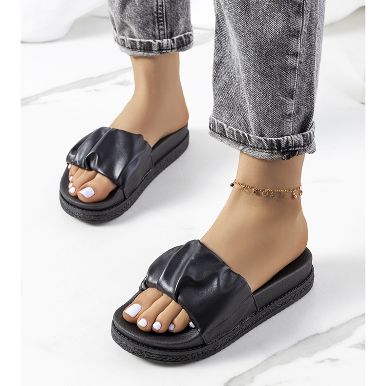 Mustat tossut Baldwin-tasolla 1