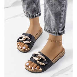 Mustat tossut Derbi-ketjulla 1