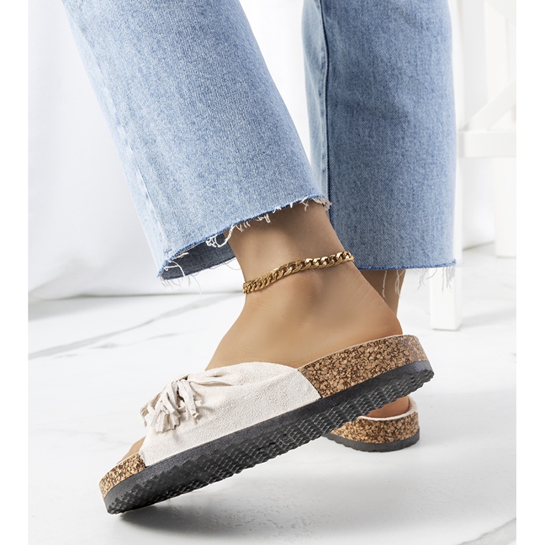 Naisten beigenväriset hapsuiset tossut 1