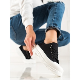 TRENDI Mustat lenkkarit lavalla 1