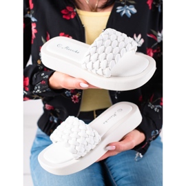 Mannika Tossut alustalla valkoinen 1