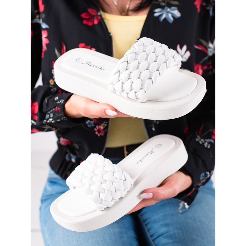 Mannika Tossut alustalla valkoinen 1