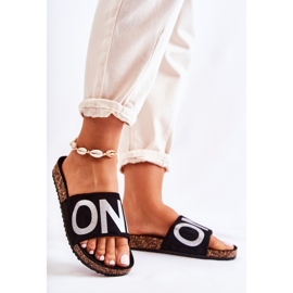 PE1 Klassiset Slip-On tossut mustalla ja hopeisella Bahari-kirjoituksella 1