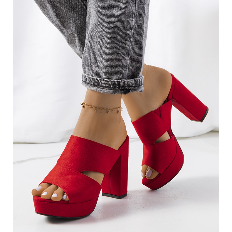 Punaiset varvastossut Hornin pylväässä punainen 1